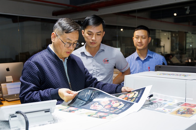 LÊ BẢO MINH HÂN HẠNH BÀN GIAO HỆ THỐNG IN SẢN XUẤT CANON IMAGEPRESS V1000 TỚI ĐỐI TÁC PRINTOPIA