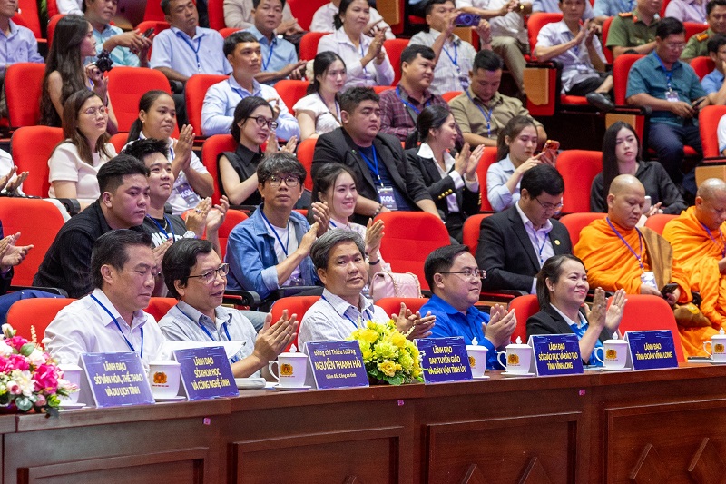 LÊ BẢO MINH ĐỒNG HÀNH CÙNG SỰ KIỆN "VĨNH LONG XANH - AN TOÀN NIỀM TIN SỐ"