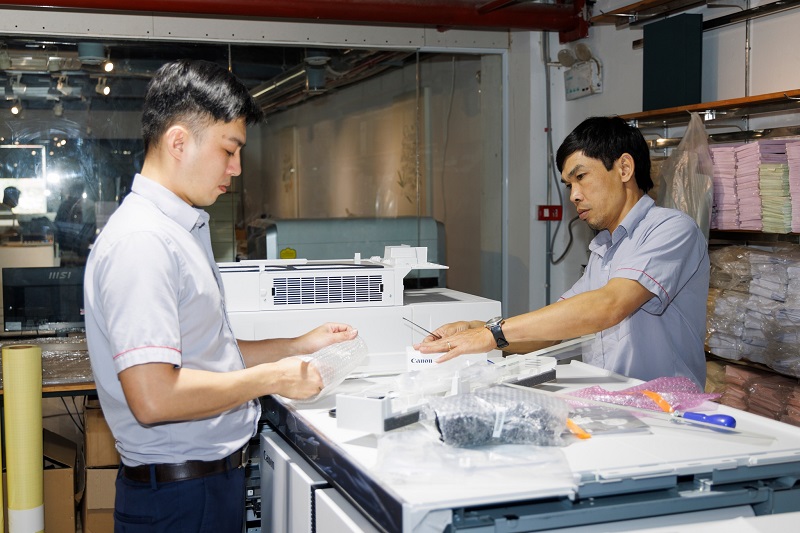 LÊ BẢO MINH HÂN HẠNH BÀN GIAO HỆ THỐNG IN SẢN XUẤT CANON IMAGEPRESS V1000 TỚI ĐỐI TÁC PRINTOPIA