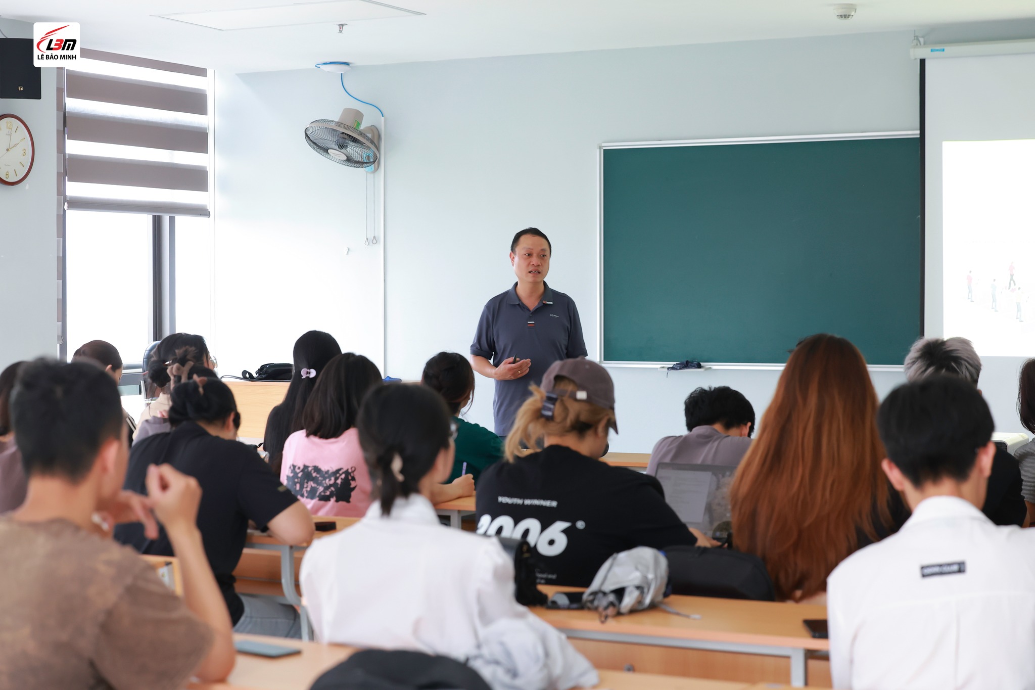 LÊ BẢO MINH MANG ĐẾN ĐẠI HỌC THƯƠNG MẠI  KHÓA HỌC NHIẾP ẢNH CƠ BẢN