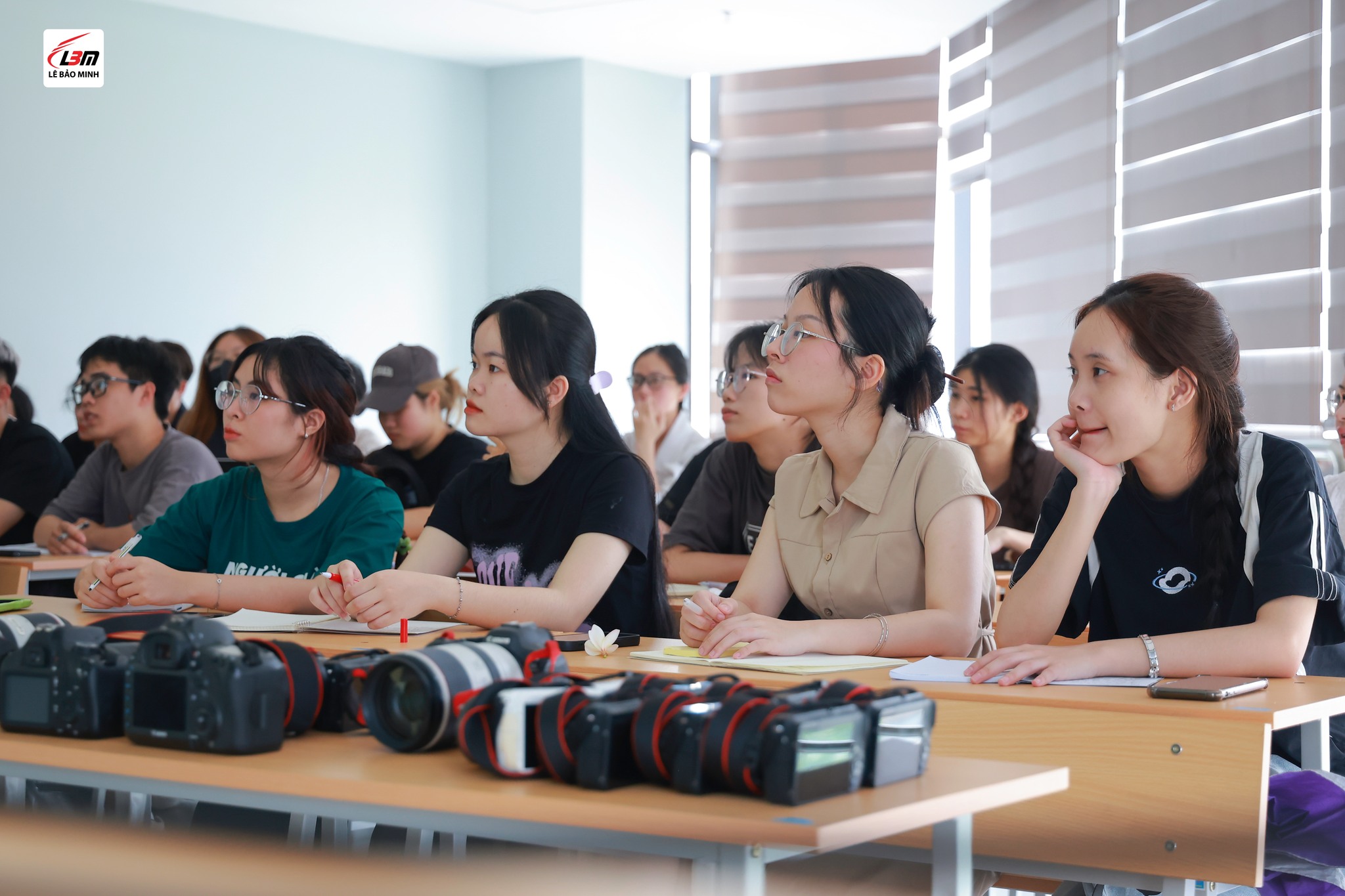 LÊ BẢO MINH MANG ĐẾN ĐẠI HỌC THƯƠNG MẠI  KHÓA HỌC NHIẾP ẢNH CƠ BẢN