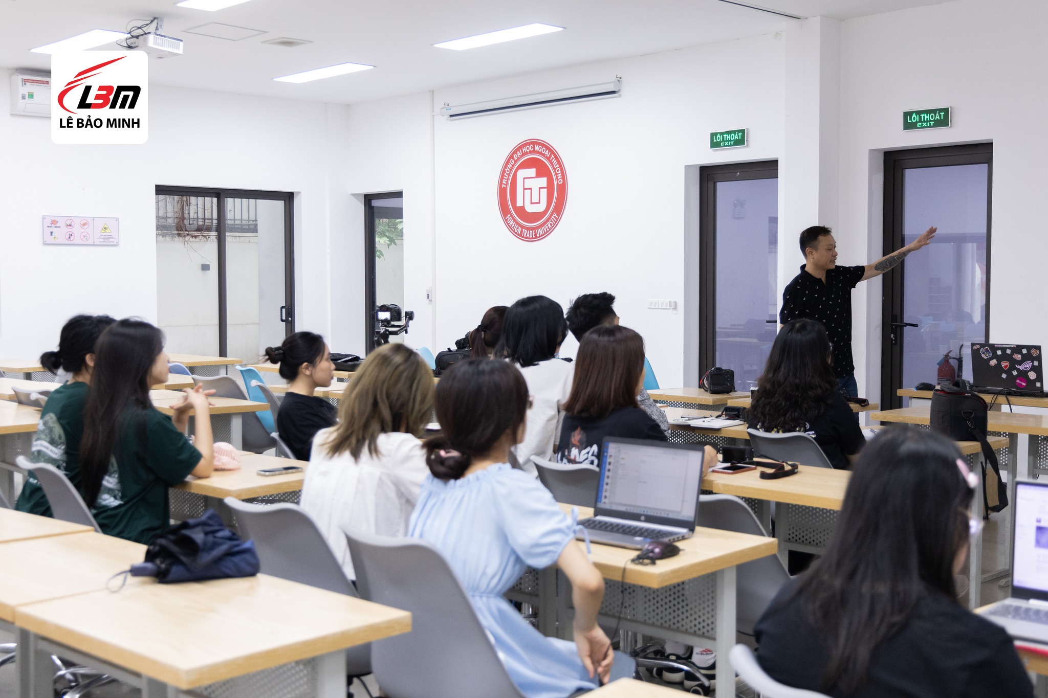 [NEWS] LÊ BẢO MINH HÂN HẠNH MANG ĐẾN KHÓA HỌC NHIẾP ẢNH CƠ BẢN TẠI ĐẠI HỌC NGOẠI THƯƠNG