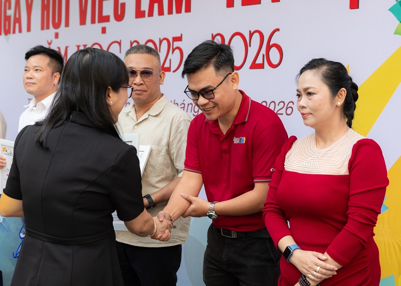 LÊ BẢO MINH ĐỒNG HÀNH CÙNG NGÀY HỘI VIỆC LÀM - TẾT VIỆT CỦA CAO ĐẲNG VĂN HÓA NGHỆ THUẬT TPHCM