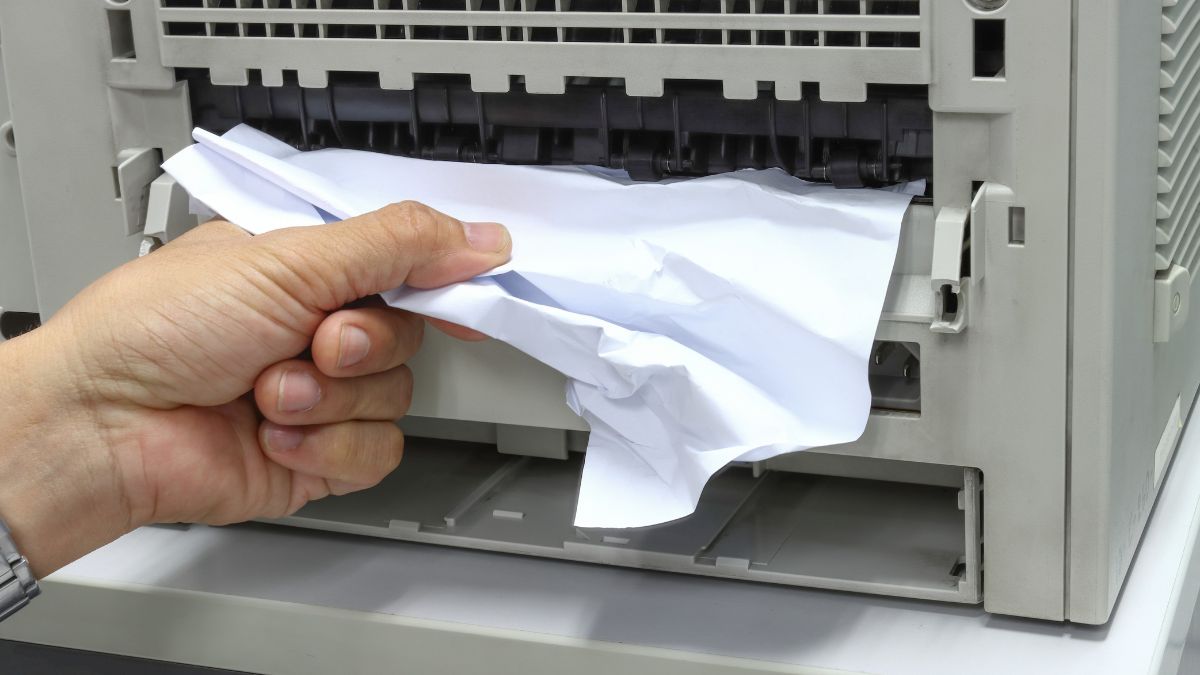 máy in bị kẹt giấy phải làm sao?