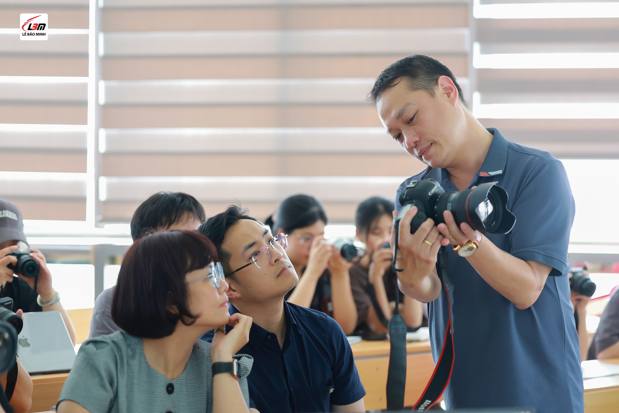 LÊ BẢO MINH MANG ĐẾN ĐẠI HỌC THƯƠNG MẠI  KHÓA HỌC NHIẾP ẢNH CƠ BẢN