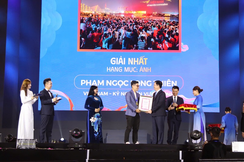VINH DANH NHÂN VIÊN ĐẠT THÀNH TÍCH XUẤT SẮC TẠI GIẢI THƯỞNG "VIỆT NAM HẠNH PHÚC - HAPPY VIETNAM 2025"