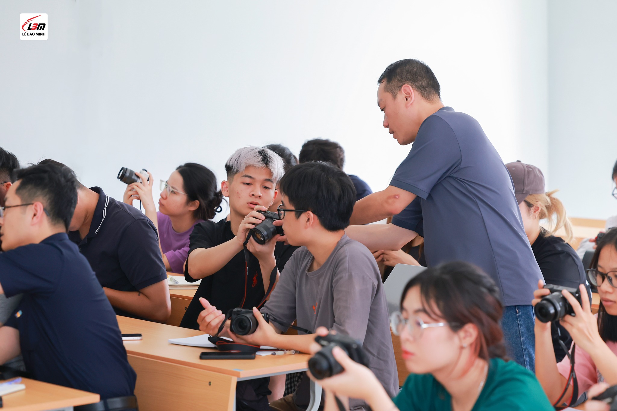 LÊ BẢO MINH MANG ĐẾN ĐẠI HỌC THƯƠNG MẠI  KHÓA HỌC NHIẾP ẢNH CƠ BẢN