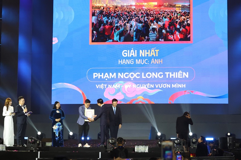 VINH DANH NHÂN VIÊN ĐẠT THÀNH TÍCH XUẤT SẮC TẠI GIẢI THƯỞNG "VIỆT NAM HẠNH PHÚC - HAPPY VIETNAM 2025"