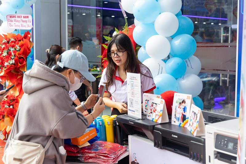 LÊ BẢO MINH ĐỒNG HÀNH CÙNG ĐỐI TÁC PHONG VŨ TẠI LỄ KHAI TRƯƠNG CHI NHÁNH PHAN RANG
