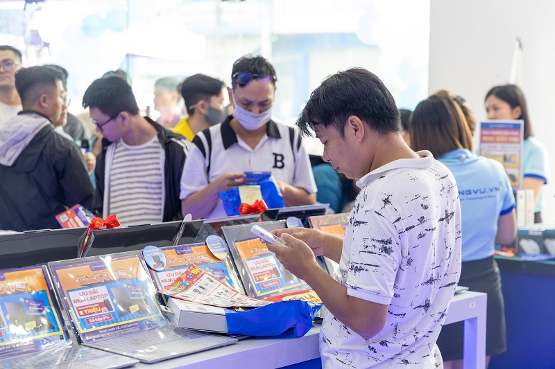 LÊ BẢO MINH ĐỒNG HÀNH CÙNG ĐỐI TÁC PHONG VŨ TẠI LỄ KHAI TRƯƠNG CHI NHÁNH PHAN RANG